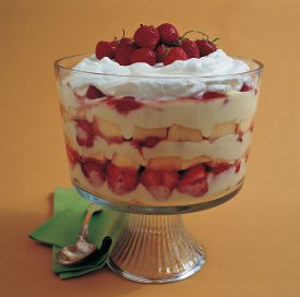 Beautiful Strawberry and Cream Trifle | RecipeLion.com